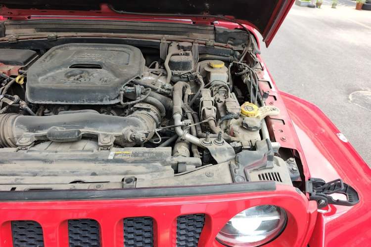 Used Jeep Wrangler 2019 2.0T Sahara Four-Door Version China VI Emission Standard Engine Bay Left
