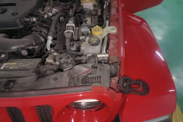 Used Jeep Wrangler 2019 2.0T Sahara Four-Door Version China VI Emission Standard Engine Bay Left