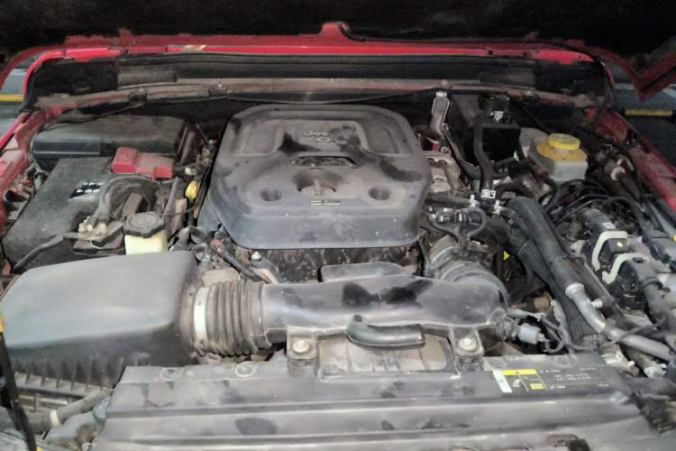 Used Jeep Wrangler 2019 2.0T Sahara Four-Door Version China VI Emission Standard Engine Bay