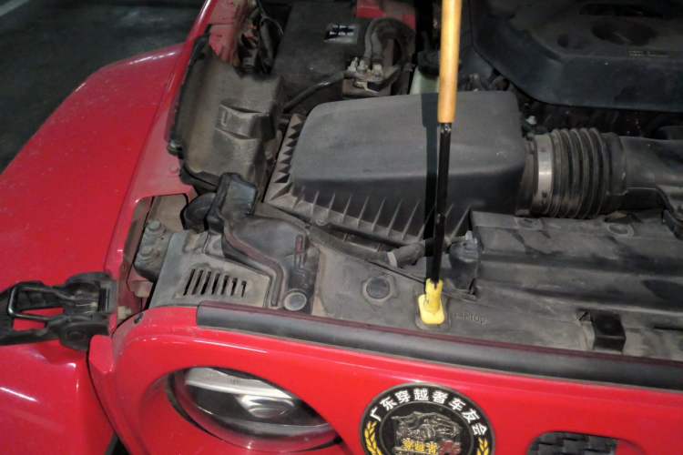Used Jeep Wrangler 2019 2.0T Sahara Four-Door Version China VI Emission Standard Engine Bay Right