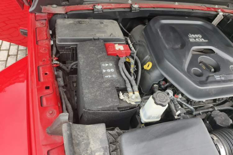 Used Jeep Wrangler 2019 2.0T Sahara Four-Door Version China VI Emission Standard Engine Bay Right