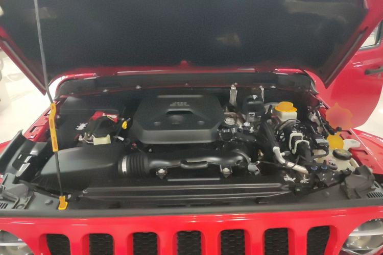 Used Jeep Wrangler 2019 2.0T Sahara Four-Door Version China VI Emission Standard Engine Bay