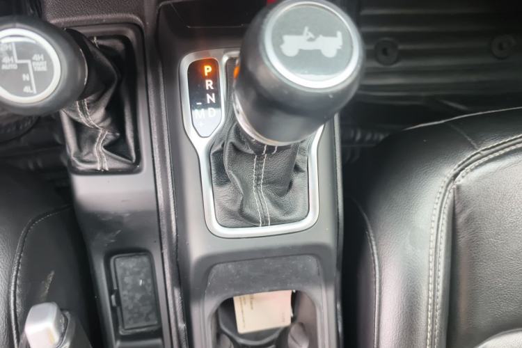 Used Jeep Wrangler 2019 2.0T Sahara Four-Door Version China VI Emission Standard Gear Lever
