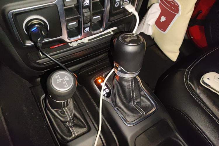 Used Jeep Wrangler 2019 2.0T Sahara Four-Door Version China VI Emission Standard Gear Lever