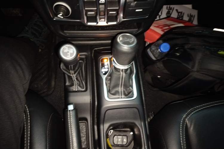 Used Jeep Wrangler 2019 2.0T Sahara Four-Door Version China VI Emission Standard Gear Lever
