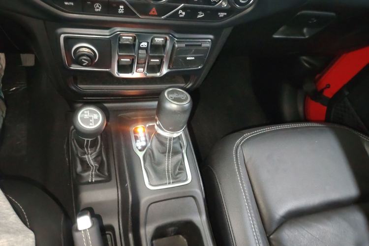 Used Jeep Wrangler 2019 2.0T Sahara Four-Door Version China VI Emission Standard Gear Lever
