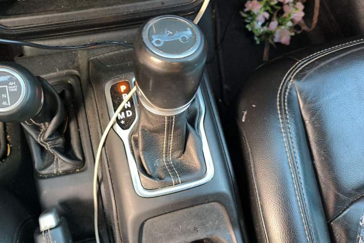 Used Jeep Wrangler 2019 2.0T Sahara Four-Door Version China VI Emission Standard Gear Lever