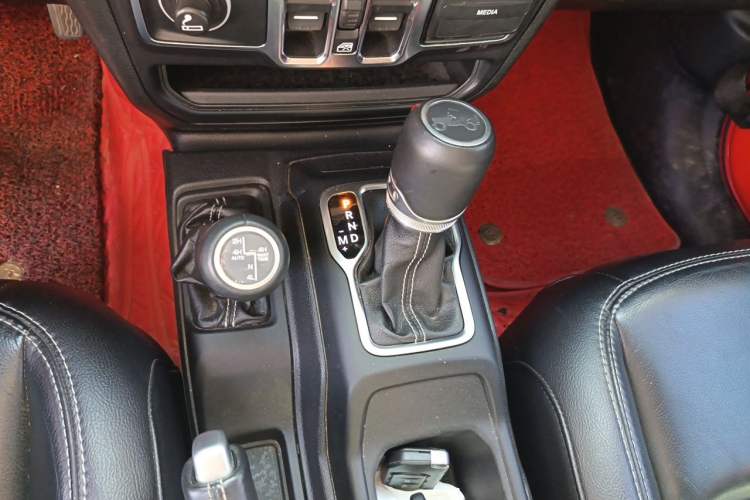 Used Jeep Wrangler 2019 2.0T Sahara Four-Door Version China VI Emission Standard Gear Lever