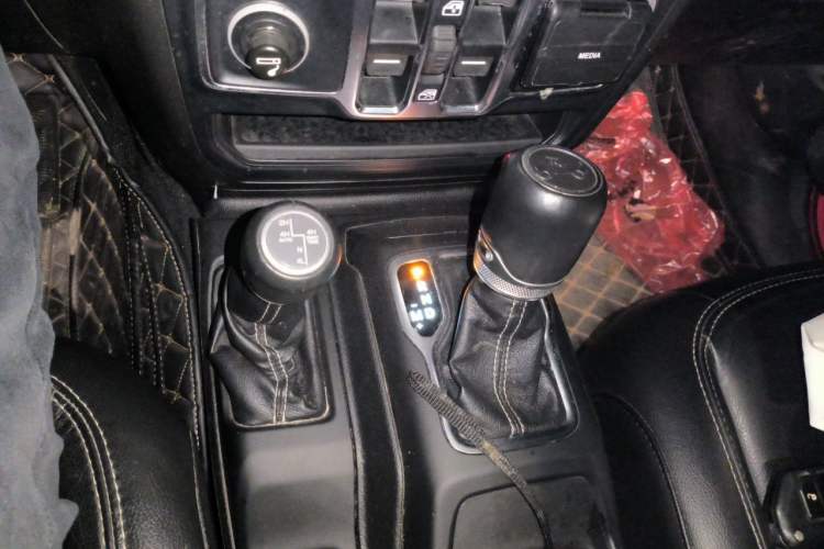Used Jeep Wrangler 2019 2.0T Sahara Four-Door Version China VI Emission Standard Gear Lever