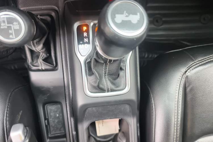 Used Jeep Wrangler 2019 2.0T Sahara Four-Door Version China VI Emission Standard Gear Lever