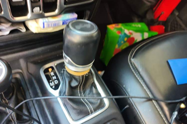 Used Jeep Wrangler 2019 2.0T Sahara Four-Door Version China VI Emission Standard Gear Lever