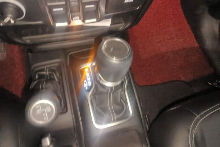 Used Jeep Wrangler 2019 2.0T Sahara Four-Door Version China VI Emission Standard Gear Lever