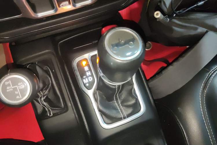 Used Jeep Wrangler 2019 2.0T Sahara Four-Door Version China VI Emission Standard Gear Lever