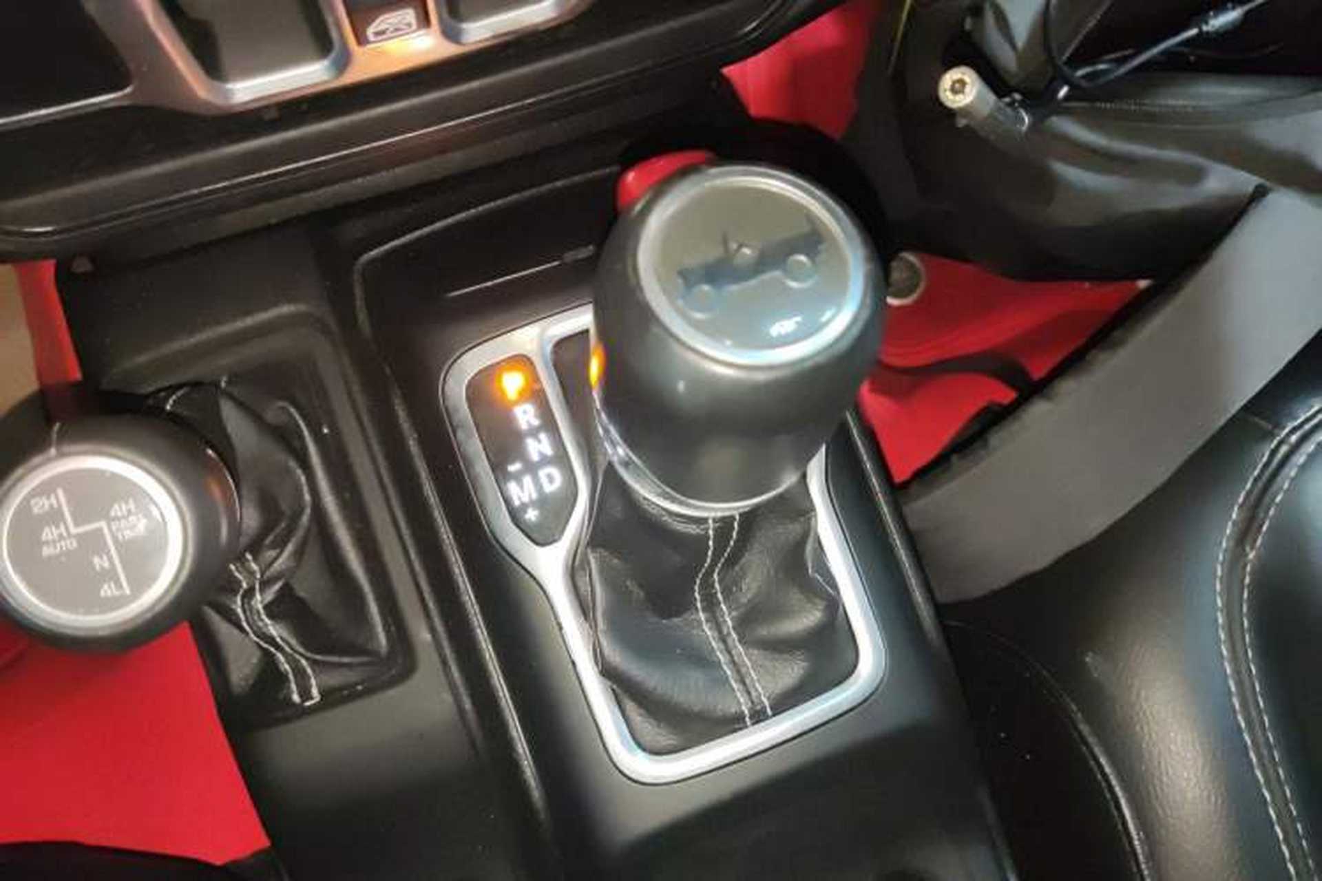 Used Jeep Wrangler 2019 2.0T Sahara Four-Door Version China VI Emission Standard Gear Lever