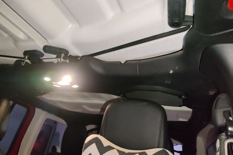 Used Jeep Wrangler 2019 2.0T Sahara Four-Door Version China VI Emission Standard Headliner
