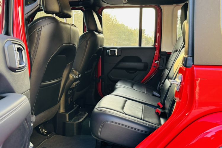 Used Jeep Wrangler 2019 2.0T Sahara Four-Door Version China VI Emission Standard Interior 1