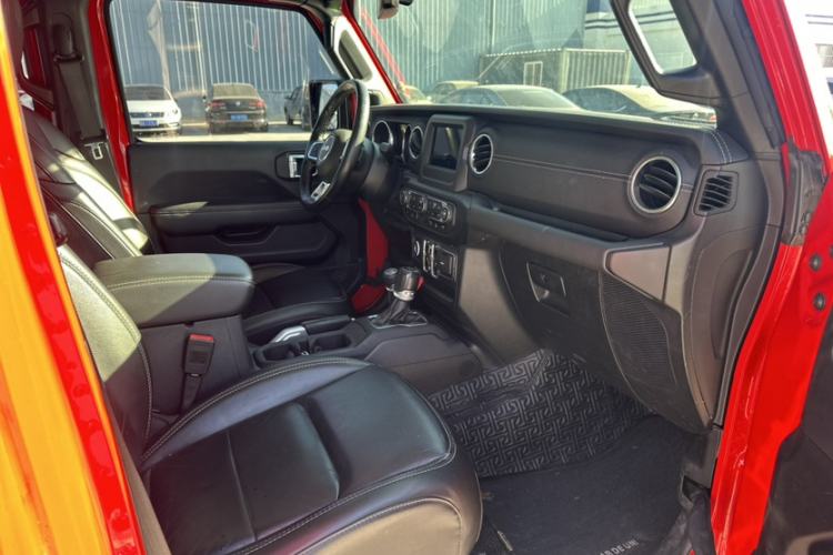 Used Jeep Wrangler 2019 2.0T Sahara Four-Door Version China VI Emission Standard Interior 1
