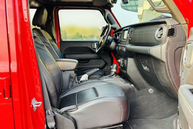 Used Jeep Wrangler 2019 2.0T Sahara Four-Door Version China VI Emission Standard Interior 2