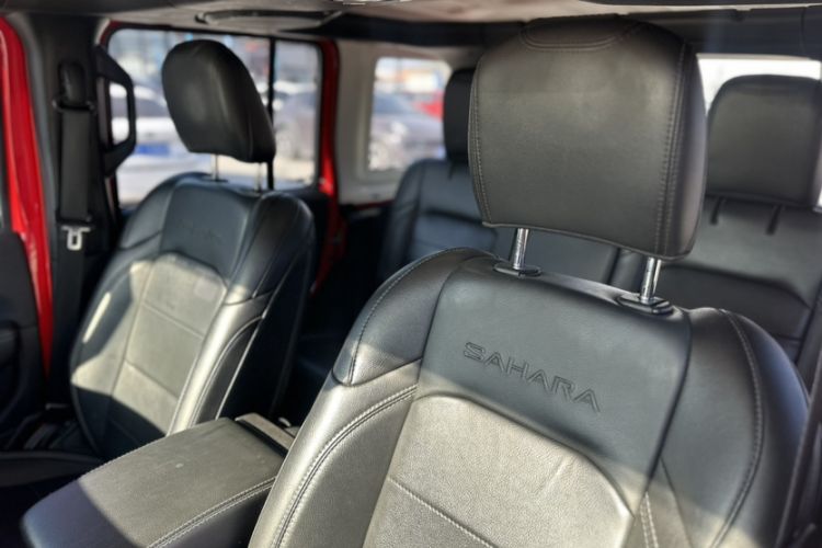 Used Jeep Wrangler 2019 2.0T Sahara Four-Door Version China VI Emission Standard Interior 2