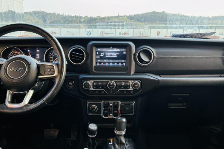 Used Jeep Wrangler 2019 2.0T Sahara Four-Door Version China VI Emission Standard Interior 3
