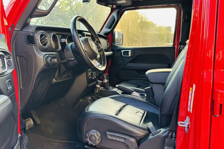 Used Jeep Wrangler 2019 2.0T Sahara Four-Door Version China VI Emission Standard Interior 4