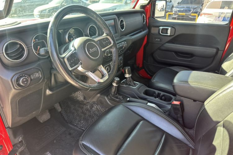 Used Jeep Wrangler 2019 2.0T Sahara Four-Door Version China VI Emission Standard Interior 4