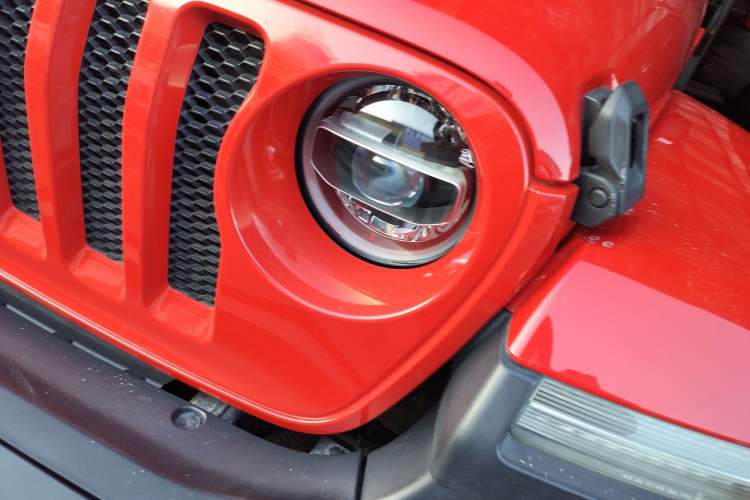 Used Jeep Wrangler 2019 2.0T Sahara Four-Door Version China VI Emission Standard Left Front Headlight
