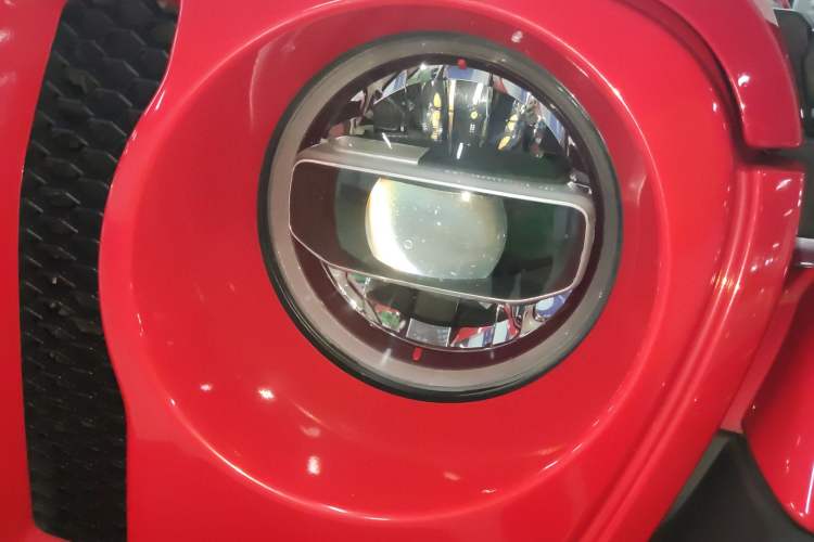 Used Jeep Wrangler 2019 2.0T Sahara Four-Door Version China VI Emission Standard Left Front Headlight