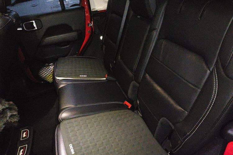 Used Jeep Wrangler 2019 2.0T Sahara Four-Door Version China VI Emission Standard Left Rear Seat