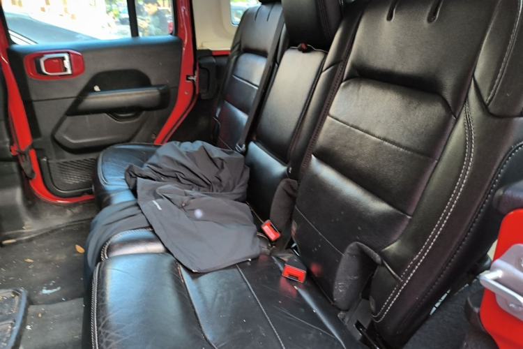Used Jeep Wrangler 2019 2.0T Sahara Four-Door Version China VI Emission Standard Left Rear Seat