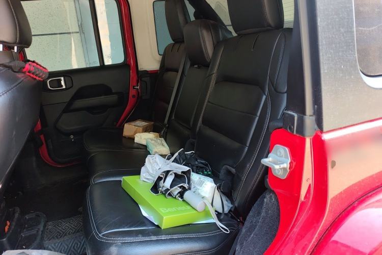Used Jeep Wrangler 2019 2.0T Sahara Four-Door Version China VI Emission Standard Left Rear Seat