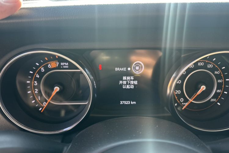 Used Jeep Wrangler 2019 2.0T Sahara Four-Door Version China VI Emission Standard Odometer Close Up
