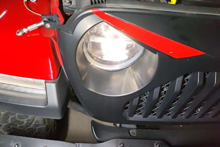 Used Jeep Wrangler 2019 2.0T Sahara Four-Door Version China VI Emission Standard Right Front Headlight