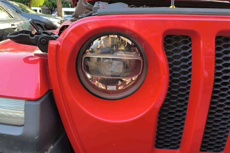Used Jeep Wrangler 2019 2.0T Sahara Four-Door Version China VI Emission Standard Right Front Headlight