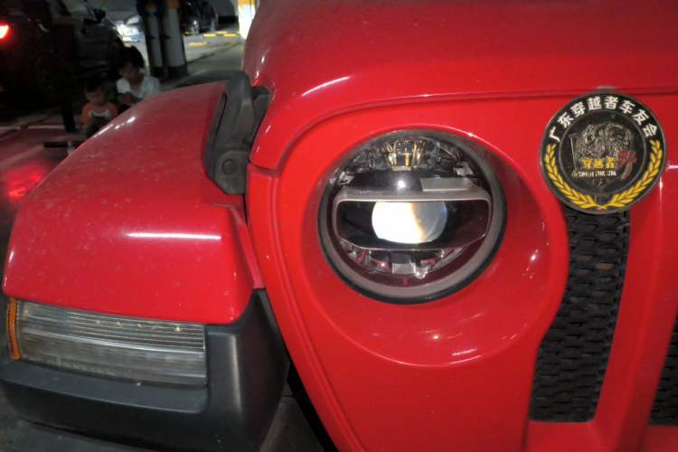 Used Jeep Wrangler 2019 2.0T Sahara Four-Door Version China VI Emission Standard Right Front Headlight