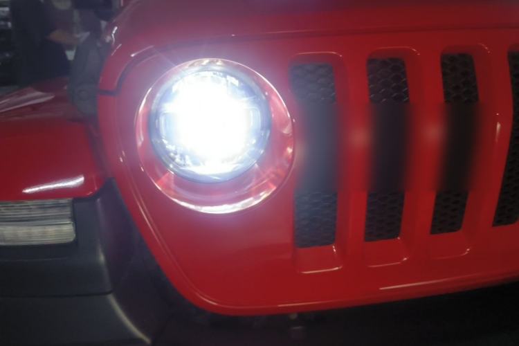 Used Jeep Wrangler 2019 2.0T Sahara Four-Door Version China VI Emission Standard Right Front Headlight