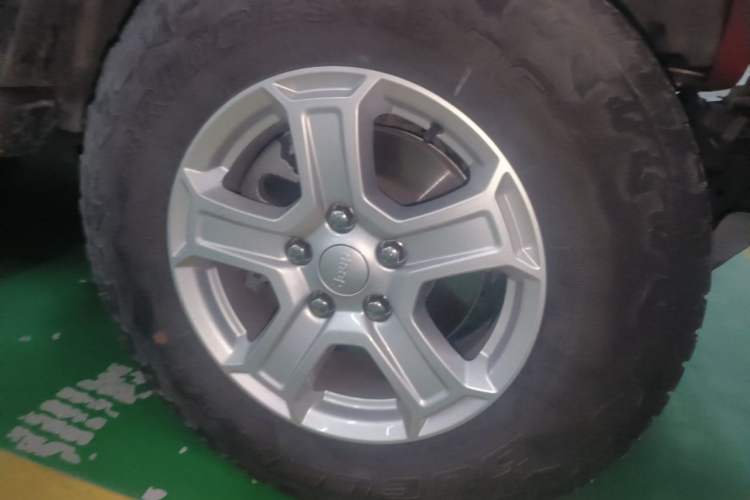 Used Jeep Wrangler 2019 2.0T Sahara Four-Door Version China VI Emission Standard Right Front Wheel Hub