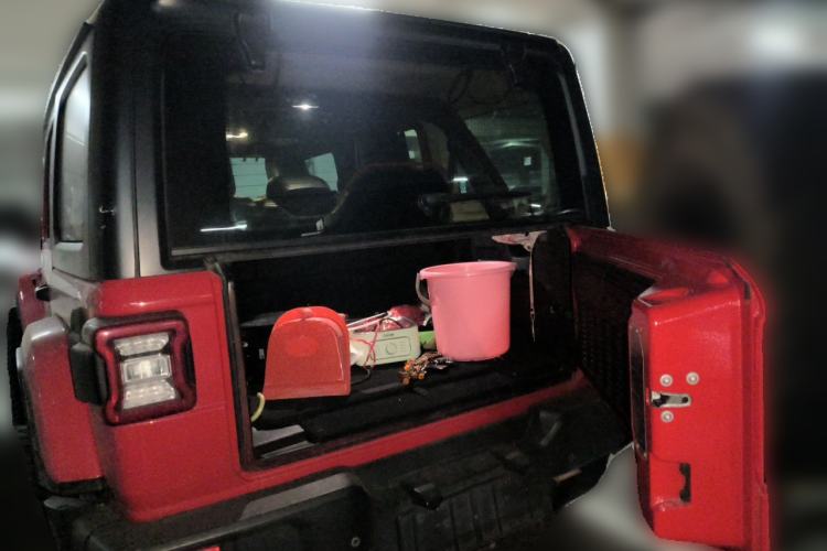 Used Jeep Wrangler 2019 2.0T Sahara Four-Door Version China VI Emission Standard Trunk