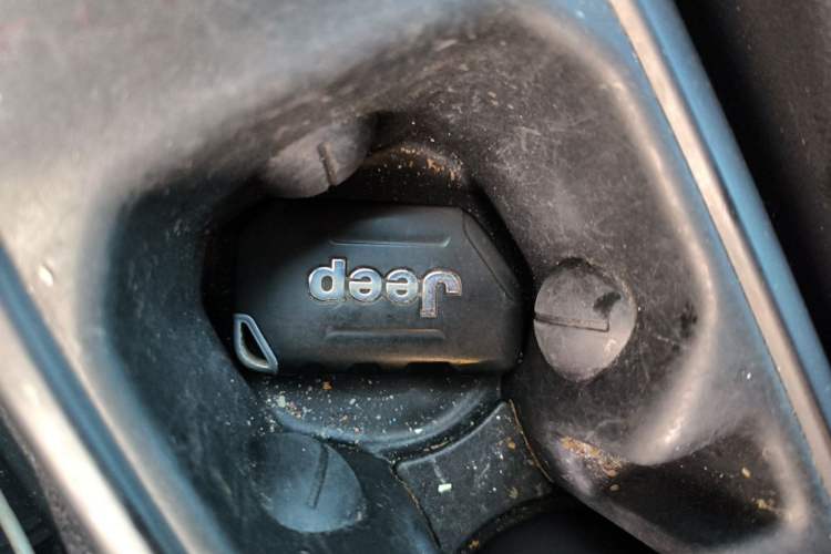 Used Jeep Wrangler 2019 2.0T Sahara Four-Door Version China VI Emission Standard Vehicle Key