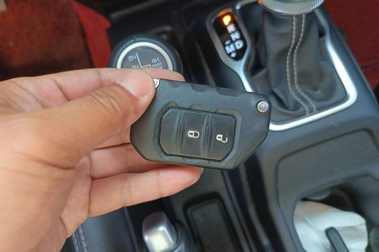 Used Jeep Wrangler 2019 2.0T Sahara Four-Door Version China VI Emission Standard Vehicle Key