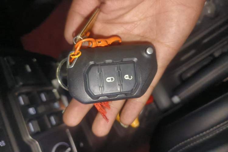 Used Jeep Wrangler 2019 2.0T Sahara Four-Door Version China VI Emission Standard Vehicle Key