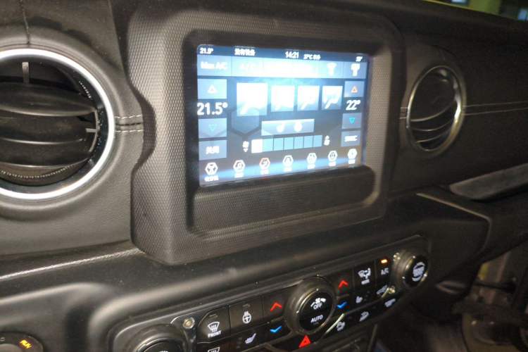 Used Jeep Wrangler 2019 2.0T Sahara Four-Door Version China VI Emission Standard Audio And AC Panel