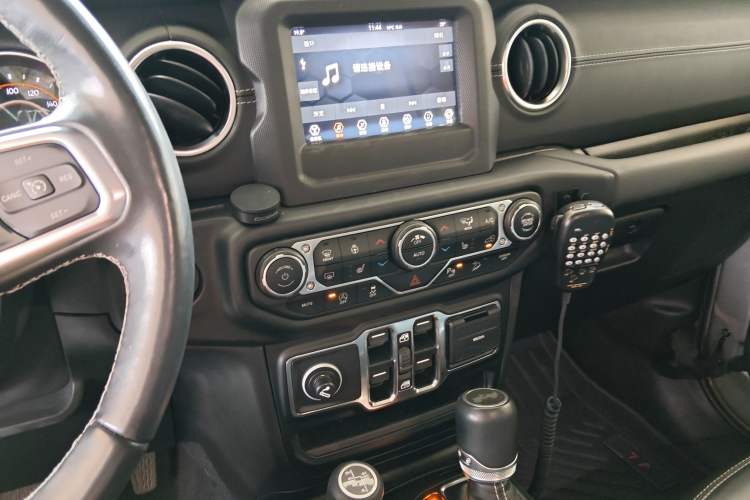 Used Jeep Wrangler 2019 2.0T Sahara Four-Door Version China VI Emission Standard Audio And AC Panel