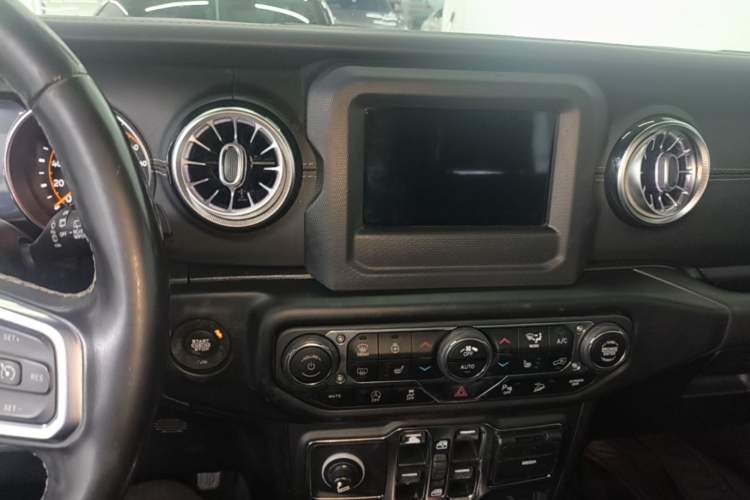 Used Jeep Wrangler 2019 2.0T Sahara Four-Door Version China VI Emission Standard Audio And AC Panel
