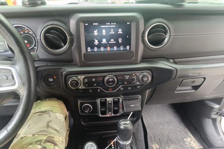 Used Jeep Wrangler 2019 2.0T Sahara 4-Door Version China V Standard Audio And AC Panel