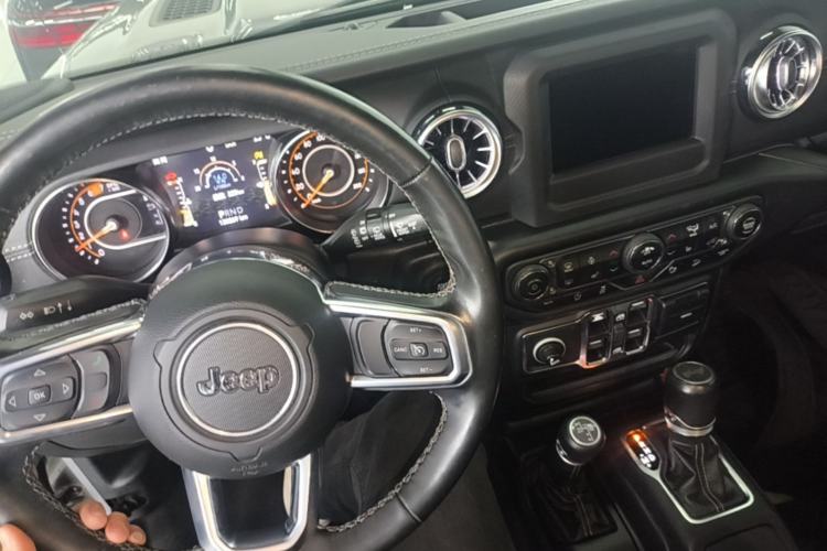 Used Jeep Wrangler 2019 2.0T Sahara Four-Door Version China VI Emission Standard Center Console
