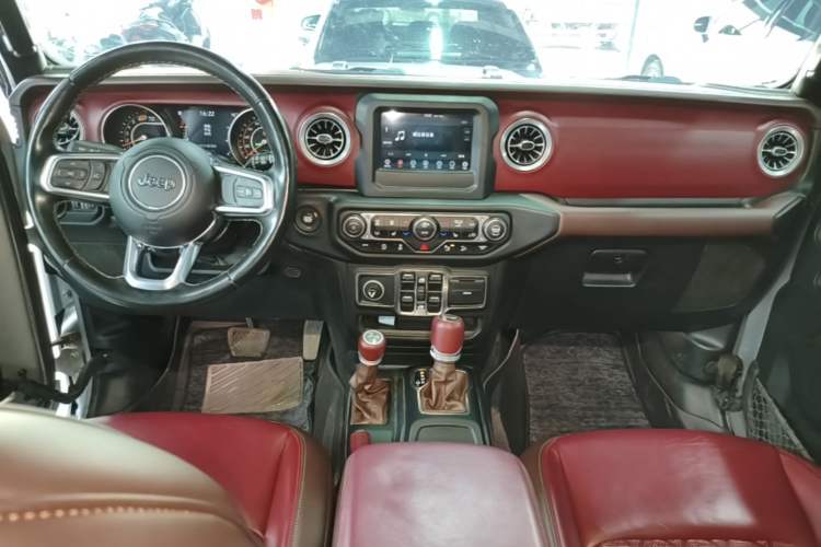 Used Jeep Wrangler 2019 2.0T Sahara Four-Door Version China VI Emission Standard Center Console