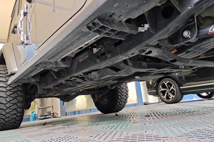 Used Jeep Wrangler 2019 2.0T Sahara Four-Door Version China VI Emission Standard Chassis Front Right