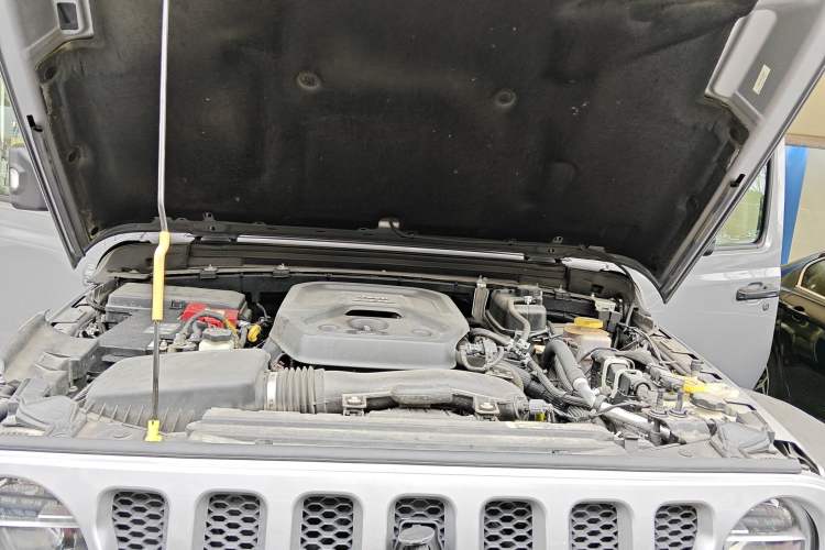 Used Jeep Wrangler 2019 2.0T Sahara Four-Door Version China VI Emission Standard Engine Bay