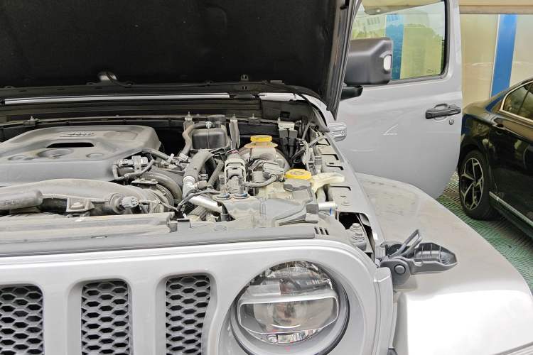 Used Jeep Wrangler 2019 2.0T Sahara Four-Door Version China VI Emission Standard Engine Bay Left
